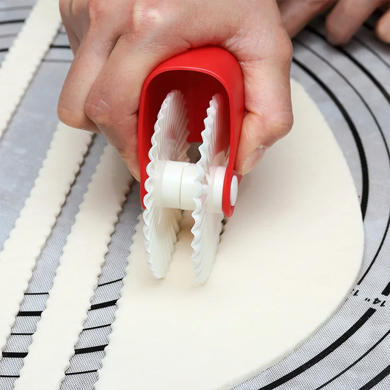 

Practical Pastry Rolling Weel Spaghett Noodle Maker Dough Cutter Pizza Pie Decorator Eco-friendly Kitchen Manual Roller Cutter