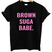 Коричневый SUGA Babe буквы принт футболка с круглым вырезом под горло Для женщин Забавные футболки с графикой футболка одежда в летнем стиле футболки