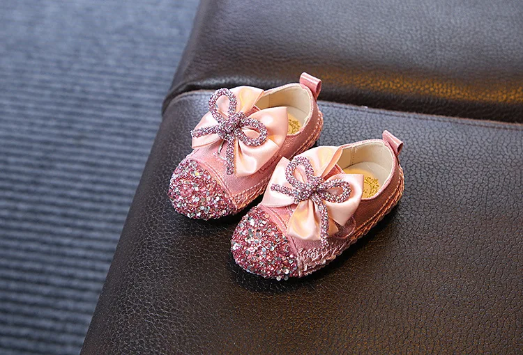 Весенне-осенняя кожаная обувь для девочек; детская обувь с круглым носком и блестками; Милая обувь принцессы с цветочным принтом на мягкой подошве для малышей