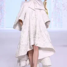 Великолепное короткое вечернее платье трапециевидной формы с высоким воротником и вышивкой в стиле ампир Руссо