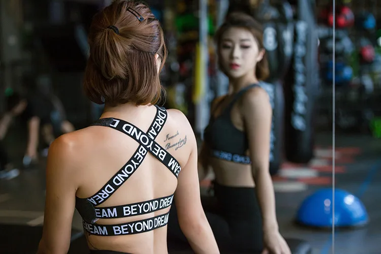 Пикантные женские эластичные спортивные бюстгальтеры с буквенным принтом и бантом спереди для бега и фитнеса, укороченные топы для йоги