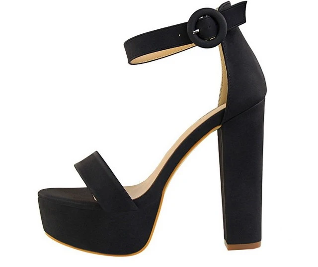 Vanessas 5-flower charm necklace – stylish stainless steel choker for women – high quality jewelry gift for parties Vanessas 5-flower charm necklace – stylish stainless steel choker for women – high quality jewelry gift for parties