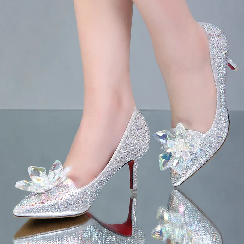 Золушки Стекло; с острым носом на высоком тонком каблуке с украшением в виде кристаллов Серебристые дно Для женщин насосы стразы цветы свадебные туфли женские Свадебная обувь