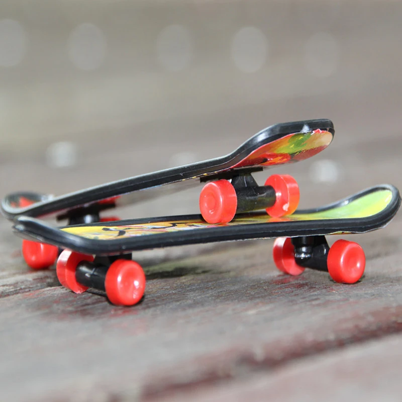4pcs-set-Random-Colored-Creative-Cartoon-Small-Plastic-Finger-Skateboards-Kids-Adult-Educational-Toys-Birthday-Gifts (4)