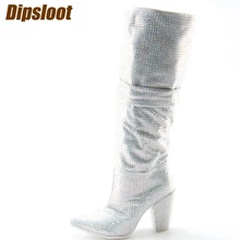 Новинка года; роскошные женские сапоги до колена с острым носком, украшенные кристаллами; пикантные сапоги на не сужающемся книзу массивном каблуке; женские рыцарские сапоги без застежки; сапоги со стразами