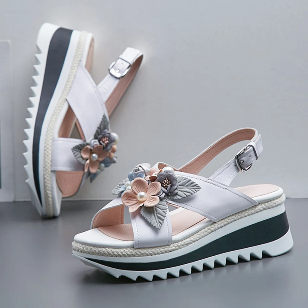 Doratasia/ г., летние брендовые качественные босоножки из натуральной кожи женские милые туфли на высокой танкетке с цветочной аппликацией