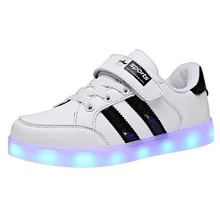 Светодиодный мерцающий свет детская обувь для мальчиков кроссовки для мальчиков и девочек светодиодный обувь тапочки светящиеся Скейтбординг кроссовки