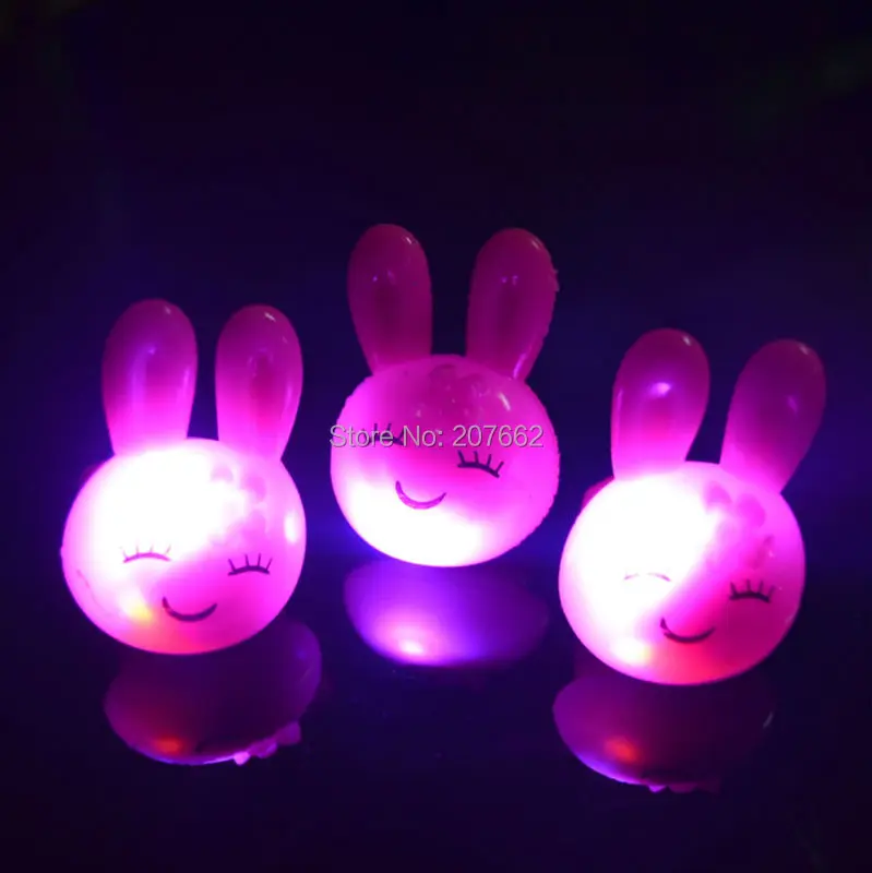 Бесплатная shipping576pcs/lot Light-Up кролик палец Кольца мигающий светодиод бар Подарки для гостей мигание свечение кольцо для Barney Пасха поставки
