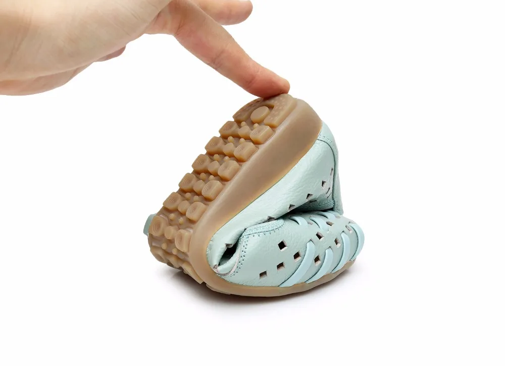 Ceny DONGNANFENG matka kobiety buty sandały mieszkania drążą prawdziwej skóry wkładane mokasyny dorywczo rocznika Plus rozmiar 42 43 HN 1627