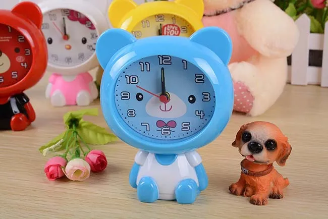 Детские Кварцевые часы с мультяшным медведем и батареей, будильник для украшения дома, настольные часы с фигуркой, пластиковые настольные часы - Цвет: blue