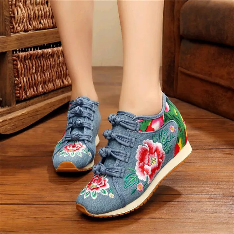 Baratos Nuevas mujeres de primavera flor bordado zapatos de plataforma plana chino señoras Casual confort tela de mezclilla zapatillas dfv56
