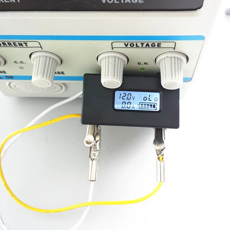 Current voltage detector (8)