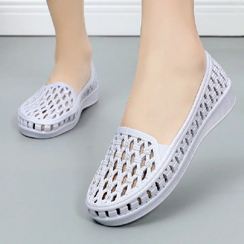 

Summer Shallow Hollow Rivets Cover Toe Women Sandals Cut Out Slip On Cover Heel Soft Sole Flat Heels Lady Beach Shoes 20190419