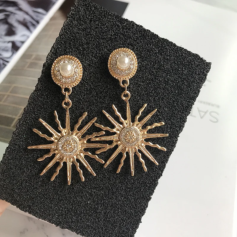 

Europe and America exaggerated star model with the same personality gold inlaid rhinestone metal sun god earrings pearl earrings