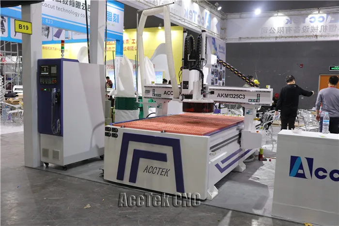 Китай AccTek дисковый инструмент changer 1300*2500 мм Delta CNC маршрутизатор деревообрабатывающий станок с Автоматическая смена инструмента