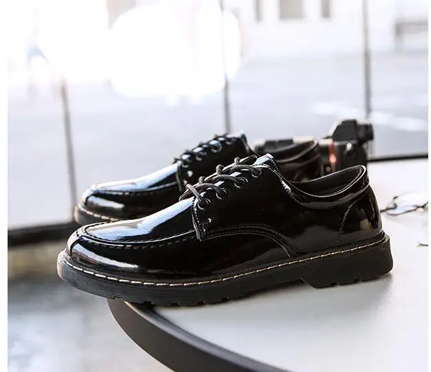 Новое поступление, Классические Мужские модельные туфли кожаная итальянская официальная оксфордская обувь мужская обувь на плоской подошве, низкая повседневная обувь из лакированной кожи LM-01 - Цвет: Черный
