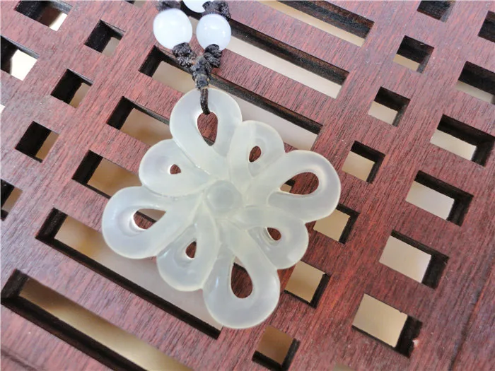 Chinesenaturalandnaturalstonependantnecklacecarvedhollow