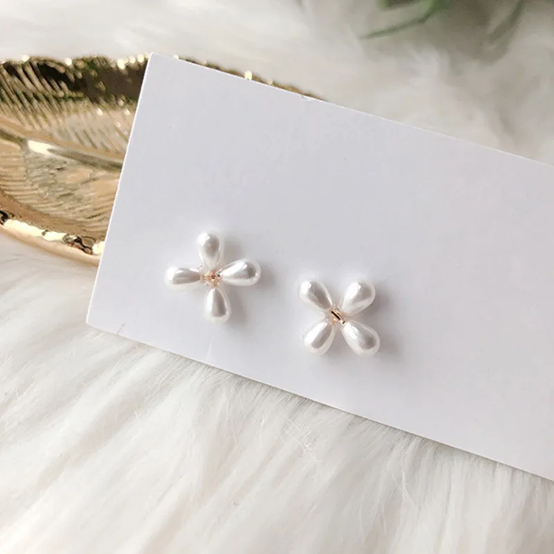 

Dominated 2019 contracted joker temperament pearl flower sweet personality Stud Earrings Women Jewelry