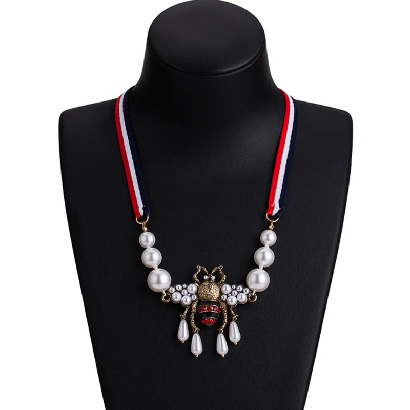 

Luxury Designer Pendant Necklace for Women Rhinestone Pearl Retro Bee Necklace Famous Jewelry Accessories