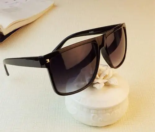 

NEW 3 Color 2017 NEW Retro Rivet fashion men sunglasses women brand designer oculos de sol glasses free shipping