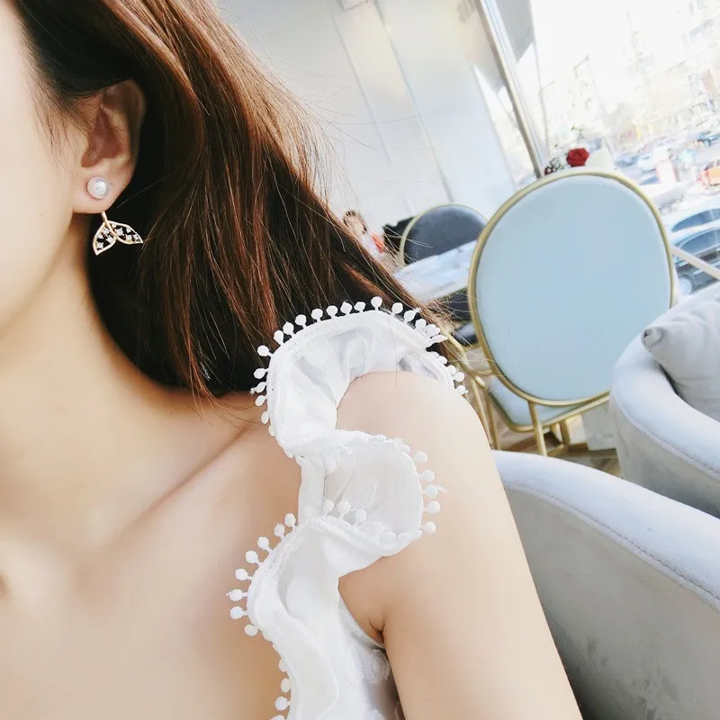 

2019 Korean New Design Pearl Fishtail Stud Earrings Shiny Zircon Sweet Mermaid Pendant Earrings for Women and Girls Gifts