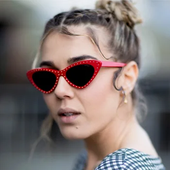 

2018 New Fashion Ladies Cat Eye Sunglasses Triangle Small Eyewear Rivets Brands Designer Eyewear UV400 CY028