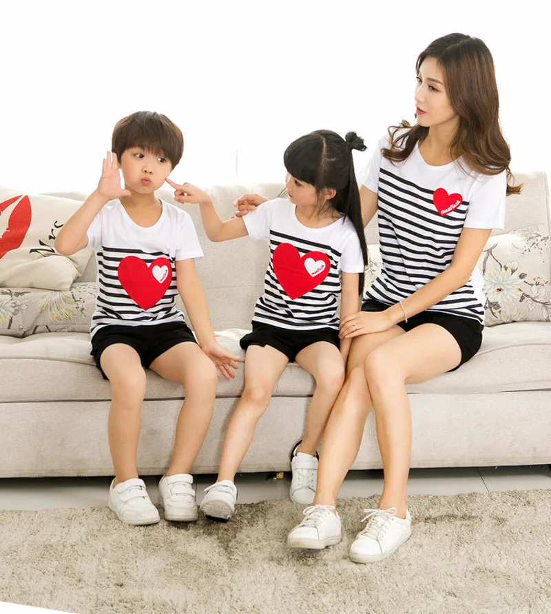 Одинаковые комплекты для семьи летний семейный хлопковый комплект одежды для мамы и ребенка и папы, полосатая футболка с короткими рукавами и рисунком сердца
