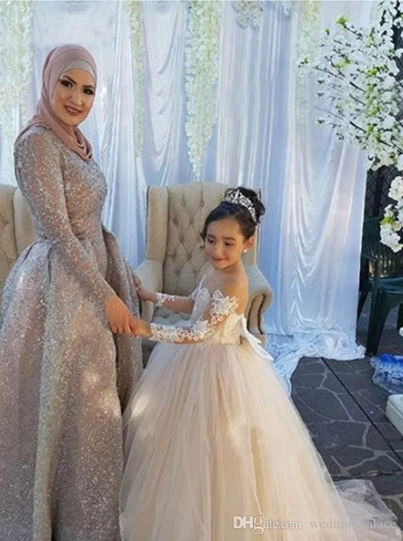 

Long Sleeves Flower Girls Dresses With Lace Appliques Beads Bow Sheer Neckline Girl Pageant Dress Sexy Back Kids Communion Gown