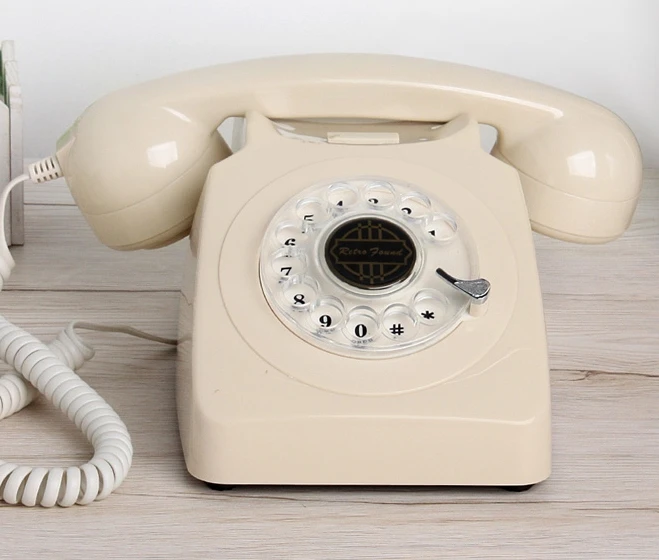 Бежевый модный старинный телефон с циферблатом