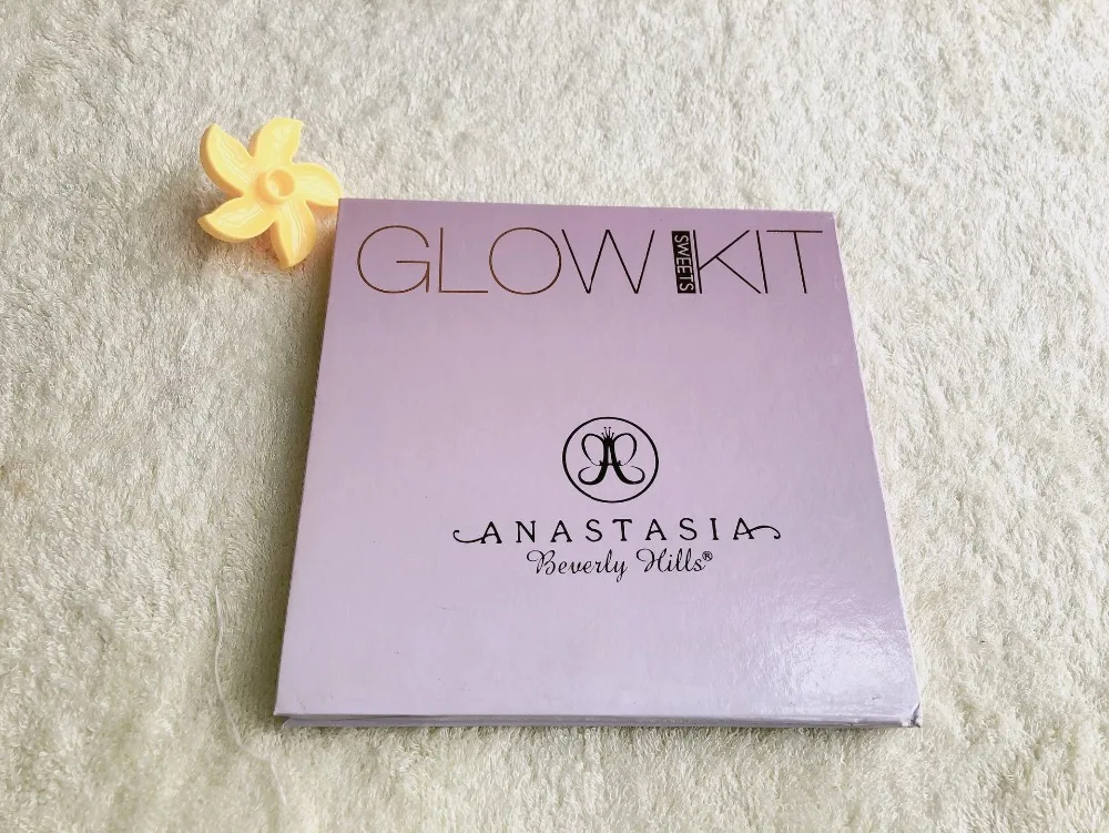 

2019 NEW Anastasia Beverly Hills all-in-one Sweets Glow Kit contains 4 shades of highlighting powder highlighting face and eyes