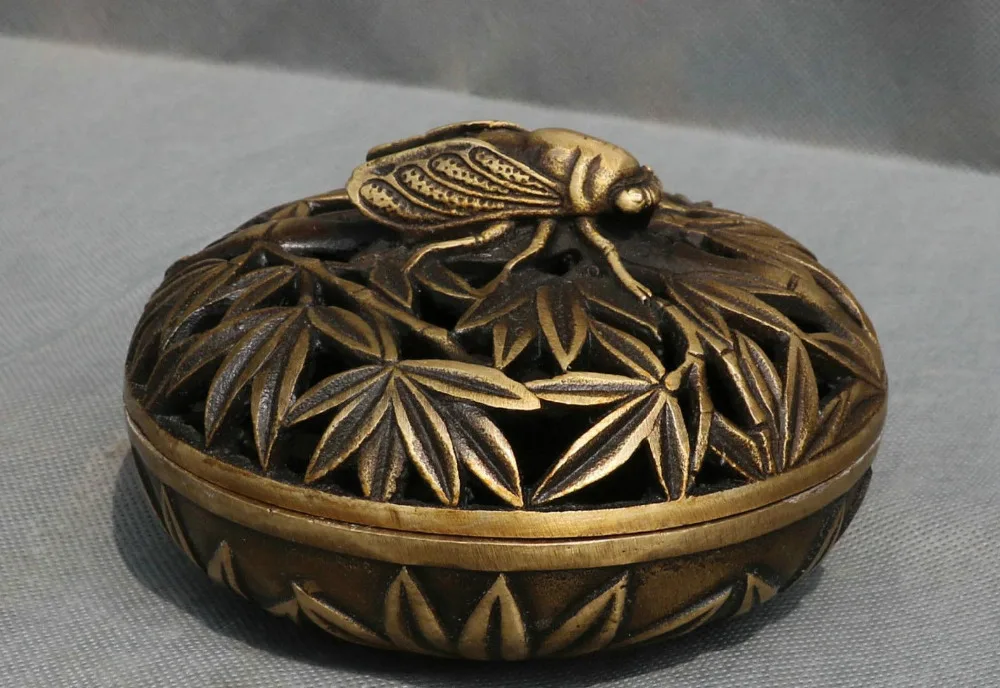 

Chinese Fengshui Bronze Palace Hollow Bamboo Leaf Cicada Incense Burner Censer
