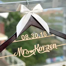 Пользовательские древесины свадебные фамилия вешалка, вешалка для венчания персонализированные с датой и имя, деревенский свадебное платье вешалка подарок