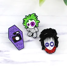 Divertida muñeca rara broche araña Web tamaño ojo chica verde vendaje monstruo extraño ataúd esmalte Pin personalidad insignia joyería(China)