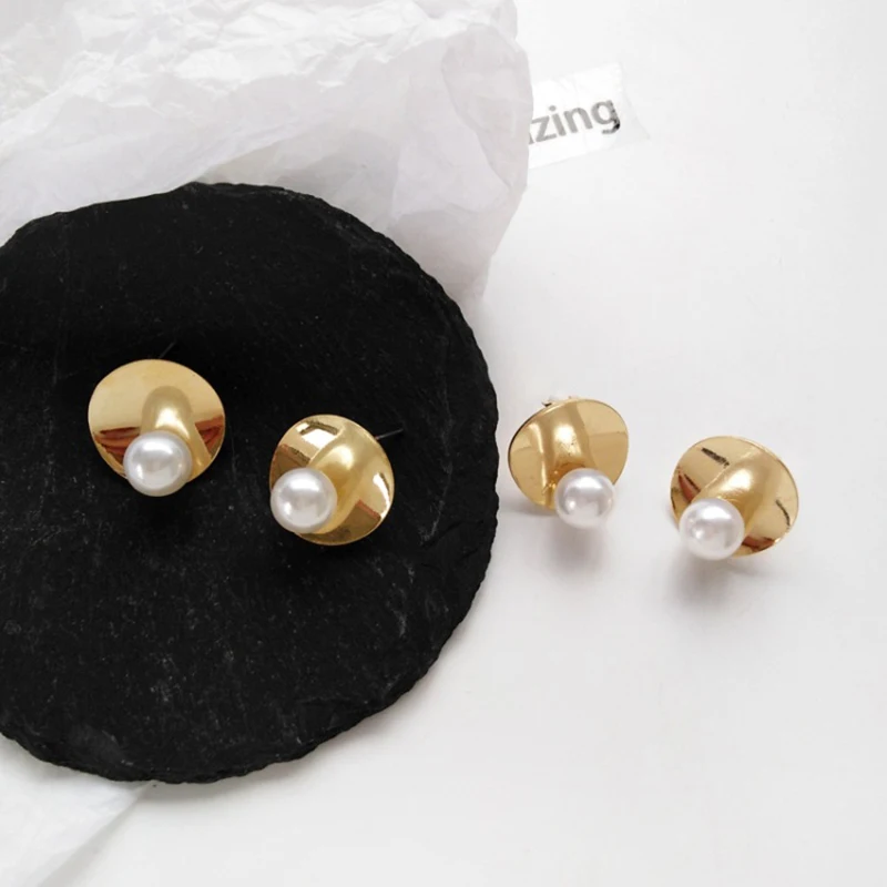 

Personality Gold Color Round Metal Simple Geometric Mini Pearl Stud Earrings Small Female Earrings Women Korean Trend Wedding