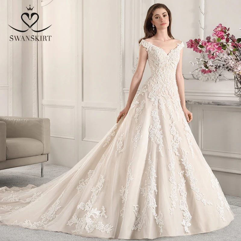 

Swanskirt Luxury Off the Shoulder V-neck Ball Gown Wedding Dress 2019 Fashion Appliques Vintage Bride Gown Vestido de Noiva U230