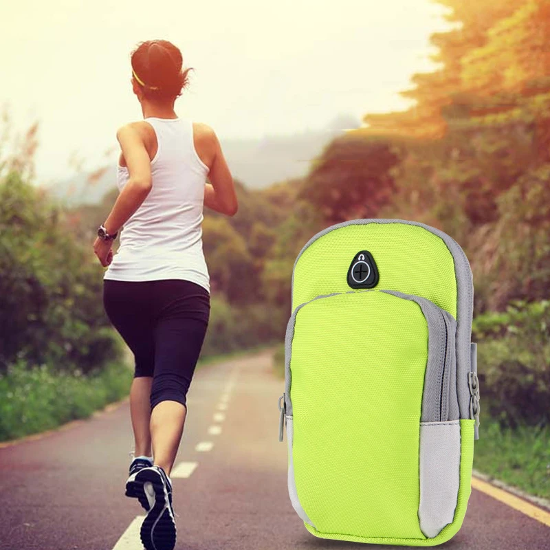 Спорт мобильный. Красивая девушка со спортивной сумкой.