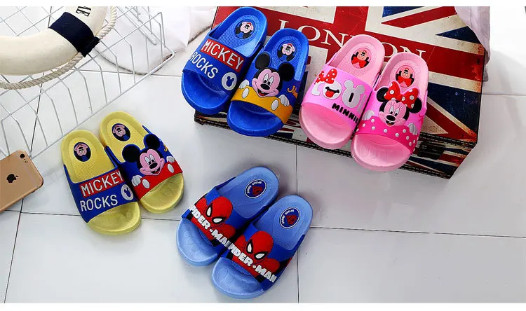 Обувь для мальчиков и девочек; летние тапочки для детей; домашние Нескользящие сандалии с Микки Маусом, человеком-пауком, Hello Kitty; детская обувь для девочек