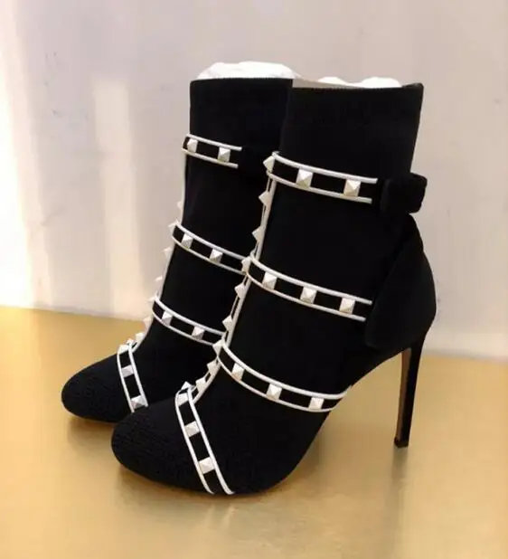 Женские ботинки; коллекция года; зимние ботинки-носки; черные ботинки на высоком каблуке с ремешками на лодыжке и заклепками; Женские ботинки в байкерском стиле; ботильоны с шипами