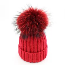 Красочные помпоны из искусственного меха енота, вязаные теплые шапки Skullies Beanies, шапки для женщин и девочек, детские зимние лыжные шапочки, чепчик черного и красного цвета