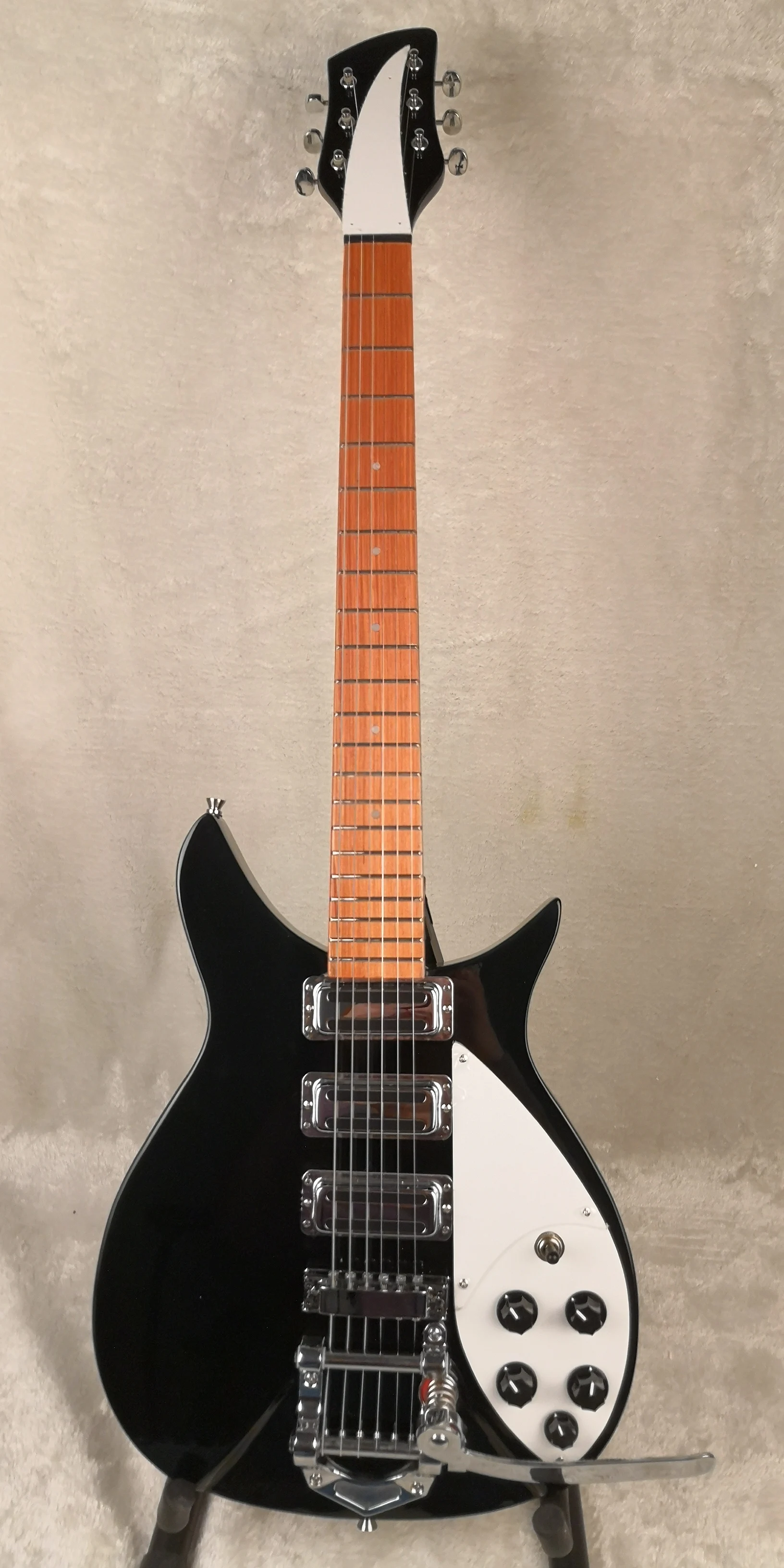 

electric Guitar Black 6 String Guitar 3 picked 325 models Normal size neck free shipping