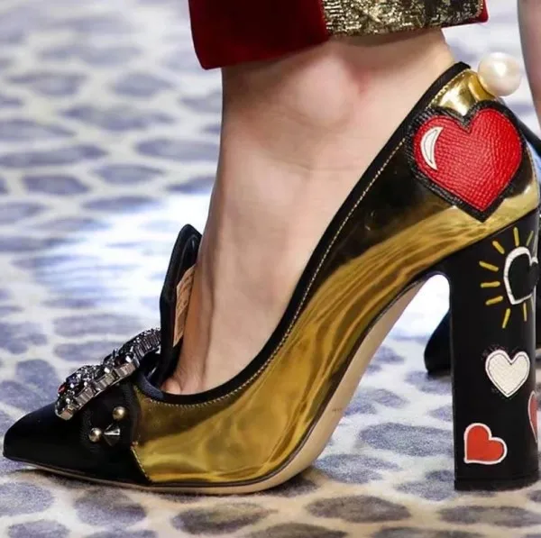 Новая обувь с пряжками; женские туфли-лодочки из золотистой кожи; туфли-лодочки на высоком квадратном каблуке; дизайнерские женские туфли-лодочки для подиума с граффити; модельные туфли для вечеринок