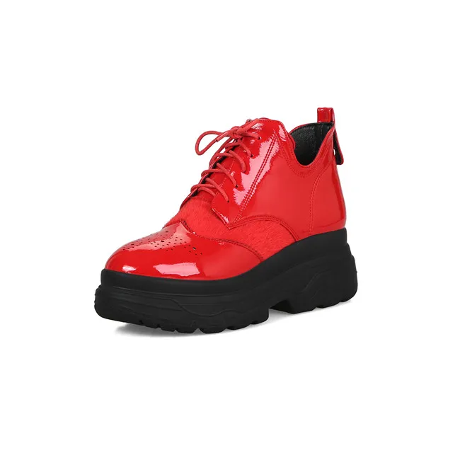 Ymechic модная Осенняя обувь на плоской подошве, на платформе, в стиле панк, обувь в готическом стиле черный, красный на шнуровке; Большие размеры Повседневное женская обувь на плоской подошве женские Обувь с перфорацией типа «броги»