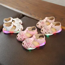 Светодиодный свет для маленьких девочек сандалии для девочек от 1 до 5 лет модная пляжная обувь со светодиодной подсветкой для первых шагов новорожденных, ходьбы спортивные туфли на нескользящей мягкой