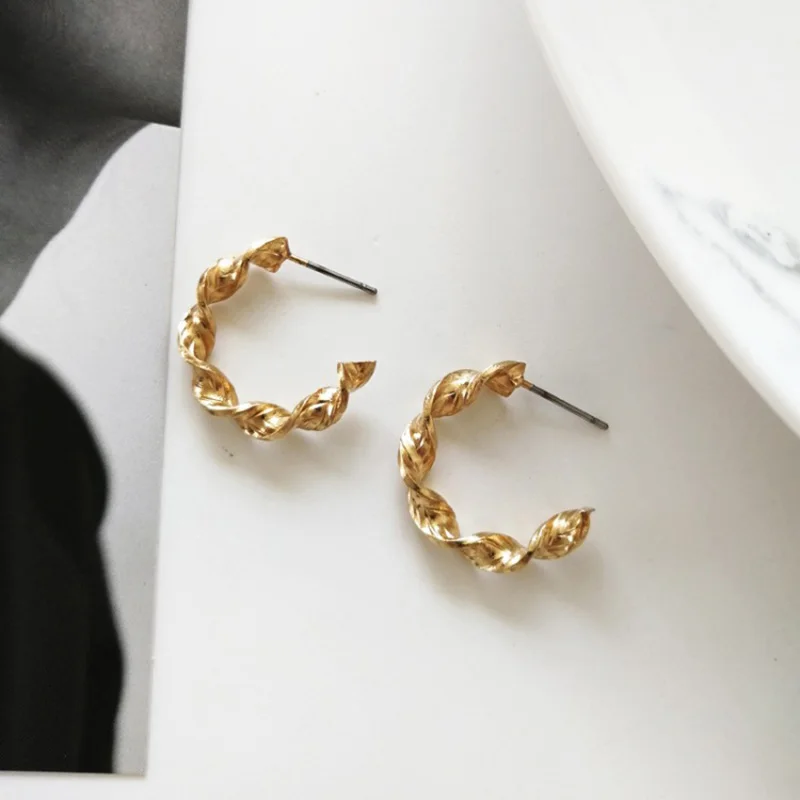 

WTLTC 2.2cm Diameter Open Twisted Circle Hoop Earrings for Women Geometric C Shaped Earrings Simple Metal Small Earrings Aretes