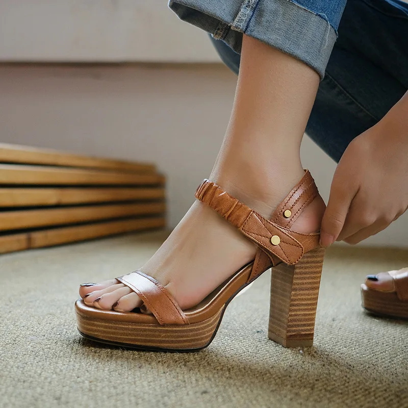 

2019 summer new open toe thick high heel women's sandals one-line waterproof platform brown studded shoes