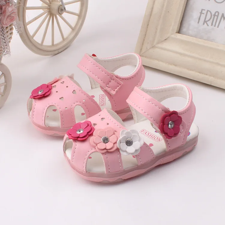

2019 New Baby Girl Shoes 3 Colors LED Light Soft Bottom Flowers Little Baby Girls Shoes Kids Glowing Shoes infantil Shoes