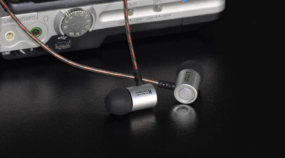 KZ_ED4_In_Ear_Earphones_Metal_Heavy_Bass_Standard_Noise_Isolating_Reflective_Line_3.5mm_Stereo_HIFI_Headphone_with_Mic_Earbud (15)