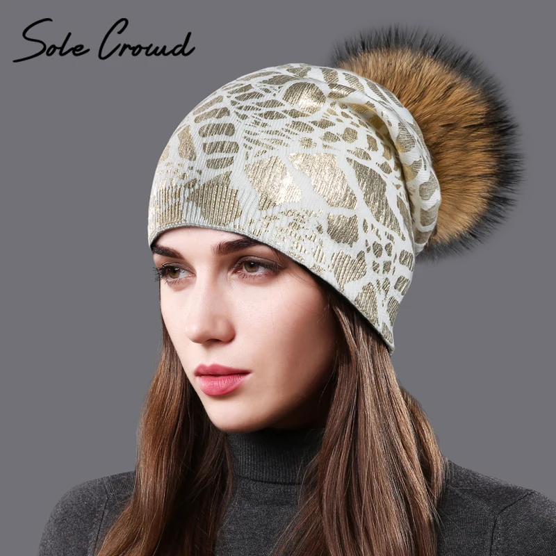Beste Zool Menigte 2017 Knit mutsen met wasbeer bont pom pom caps vrouwen warm fashion print gold hoeden winter gebreide wol hoed voor dames