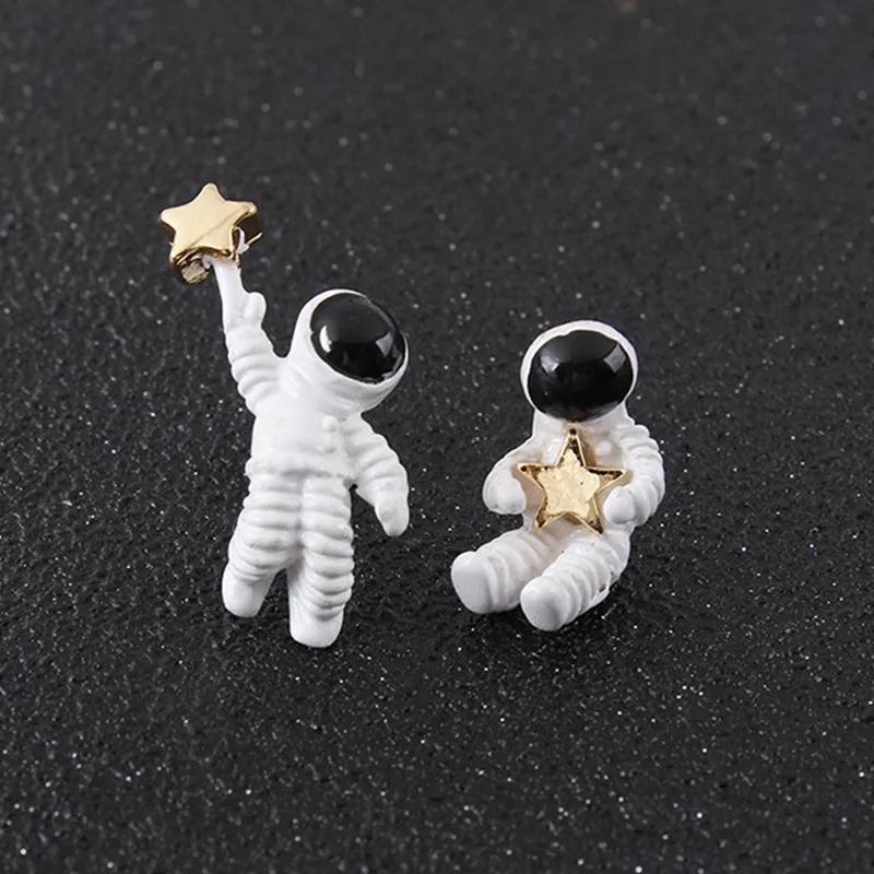 

Korean Style Creative Alien Design Starry Sky Space Star Asymmetrical Astronaut Shape Small Stud Earrings For Women Girls Gift