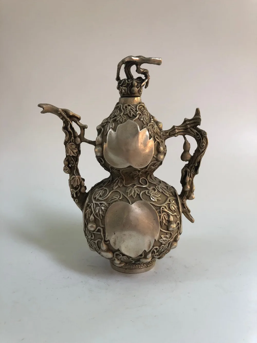 

China Copper Silver Refined Kettle Hull Shape Kettle Home Decor